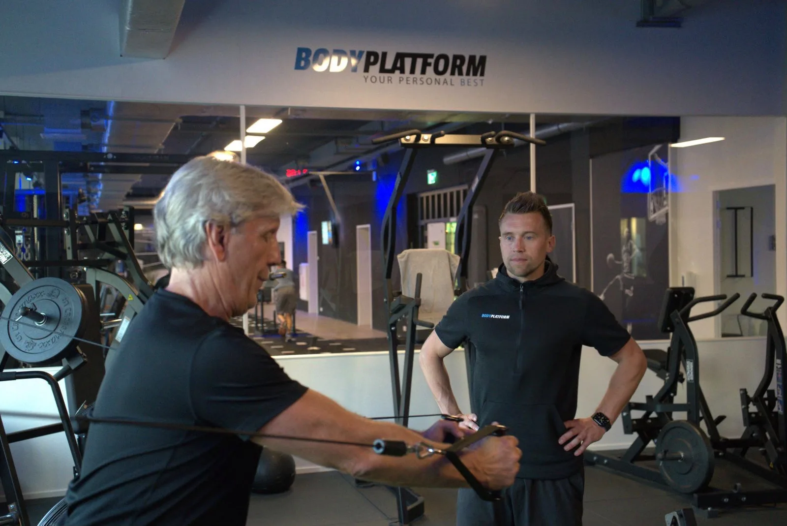 Een vaste headcoach kijkt mee tijdens de training bij BodyPlatform in Spijkenisse