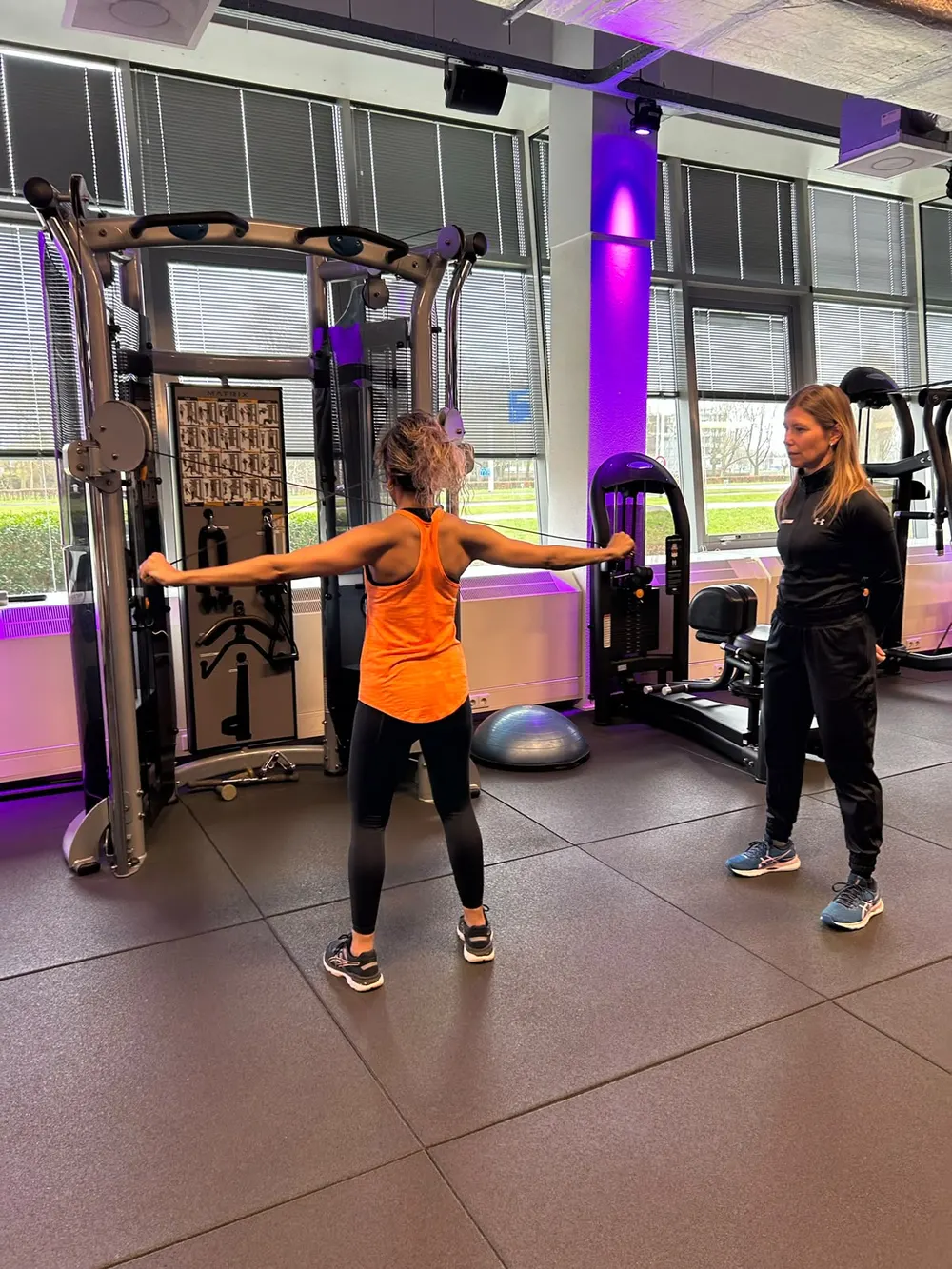 Persoonlijke begeleiding tijdens training bij BodyPlatform in Spijkenisse
