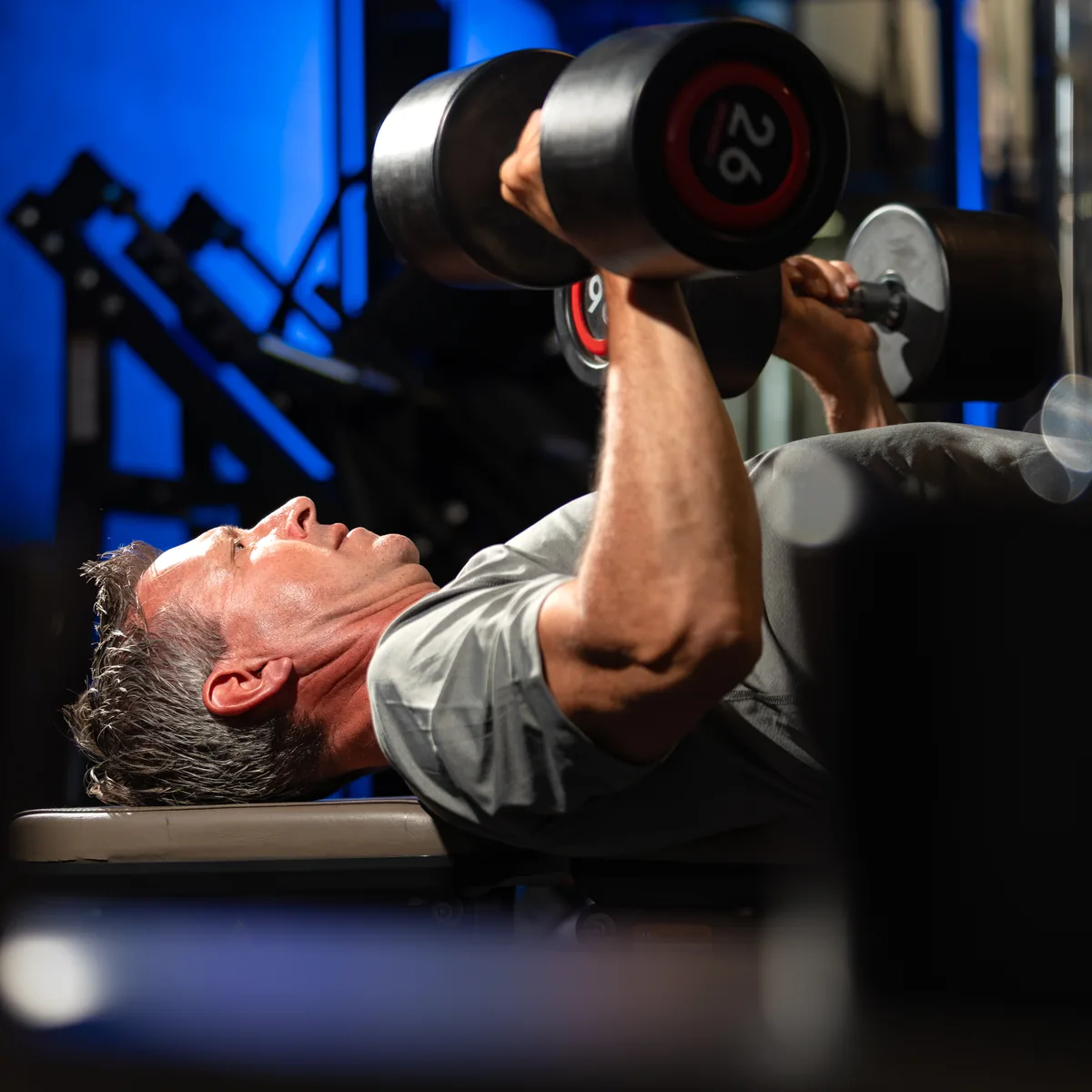 Dumbbell press op de bank in de BodyPlatform studio in Spijkenisse