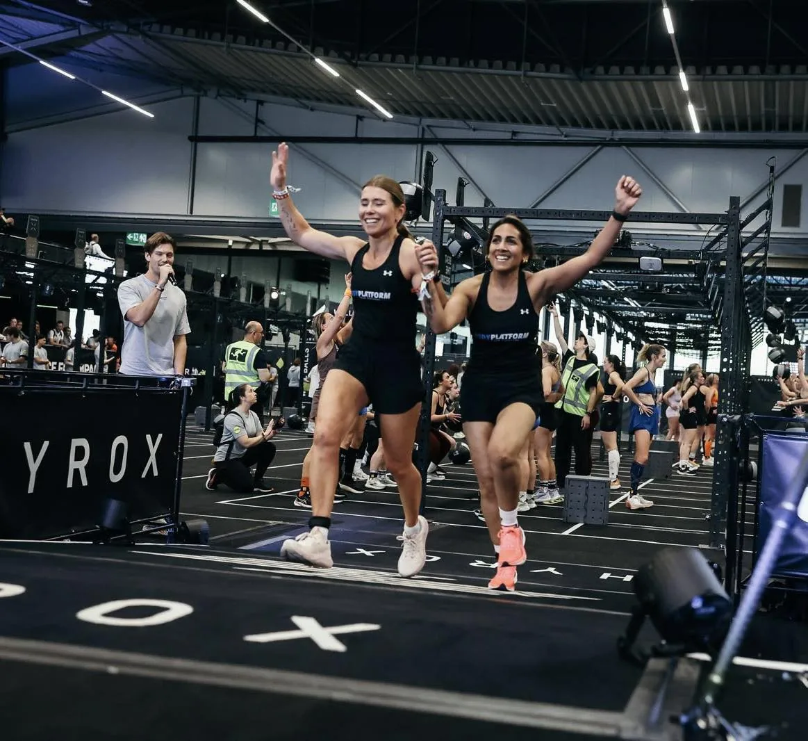 Klanten van BodyPlatform samen bij de finish van HYROX Rotterdam