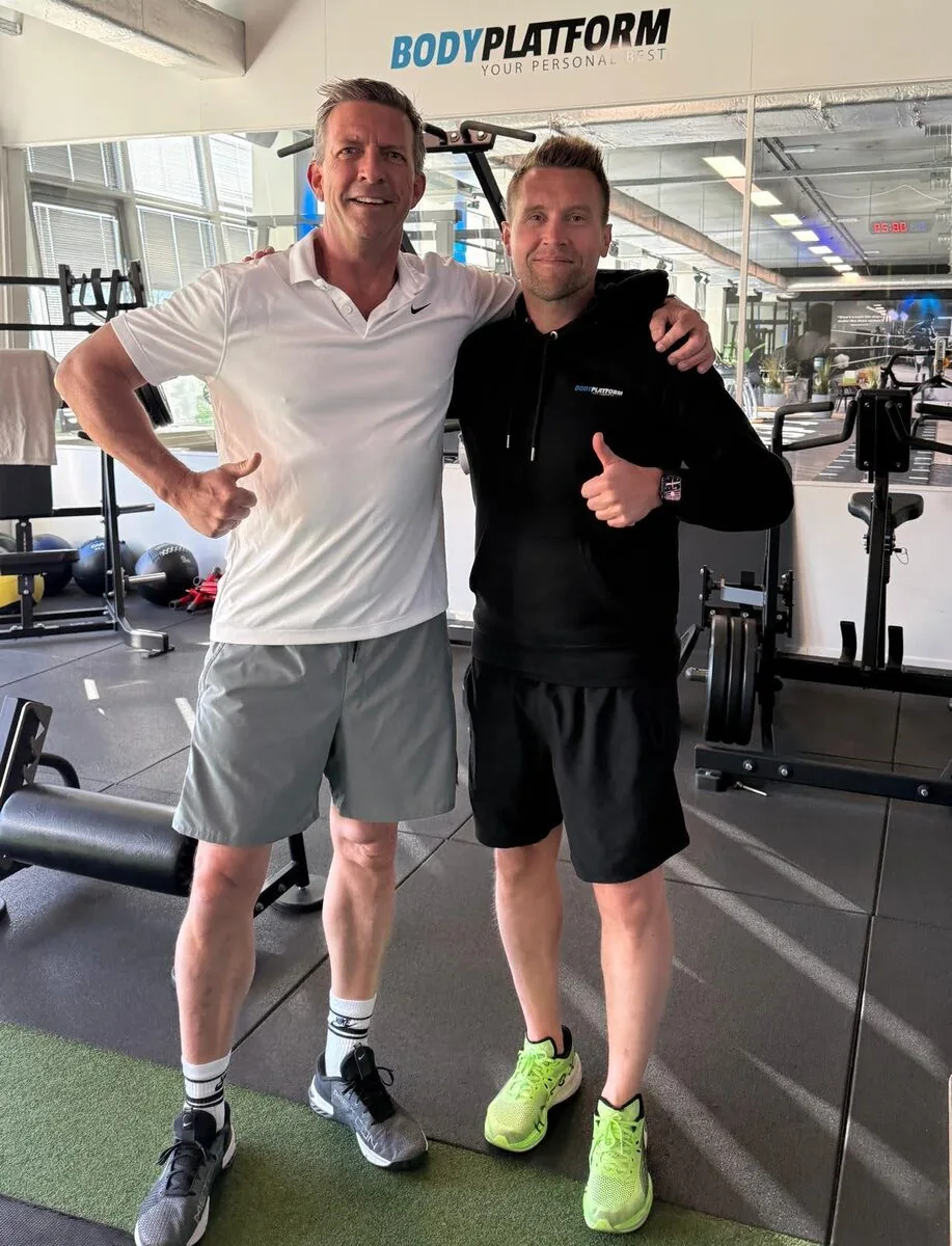 Marc Noyons (klant, witte polo) met Mark Bevaart (trainer) in de BodyPlatform-studio