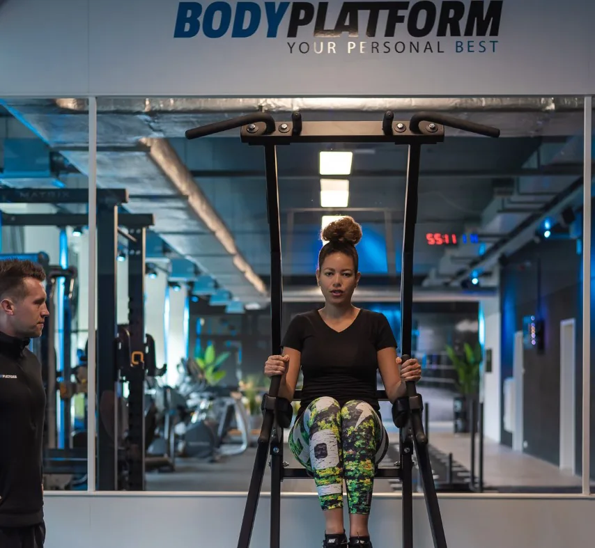 Klant in actie met persoonlijke begeleiding in de BodyPlatform studio in Spijkenisse